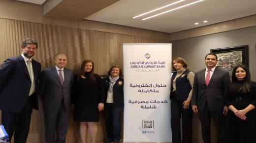 (الأردني الكويتي) يوزّع الملابس على طلاب مدارس في مادبا