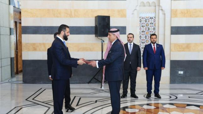 الشرع يتسلم أوارق اعتماد السفير الاردني في سوريا د. سفيان القضاه