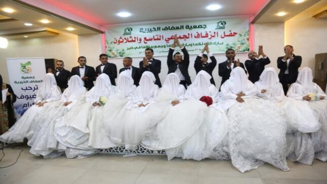 الأردن : زفاف 20 عريس وعروس في حفل جماعي ضخم – صور وفيديو