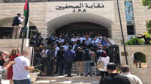 الصحفيون في اعتصام حاشد امام نقابتهم: فلتسقط حكومة بشر الخصاونة – صور