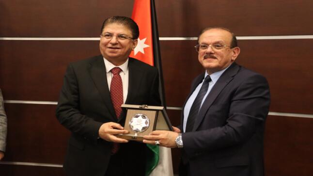 الرئيس التنفيذي لشركة مناجم الفوسفات الأردنية يبحث مع الجمعية العلمية الملكية سبل تعزيز أوجه التعاون بين الجانبين