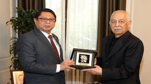 رئيس الديوان الملكي معالي يوسف العيسوي يلتقي السفير الماليزي