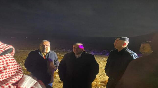 محافظ الزرقاء يتابع إنقاذ عالقين داخل مركبتهم في مجرى السيل بمنطقة الغباوي