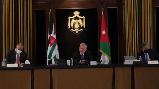  الملك يتسلم مخرجات تحديث المنظومة السياسية