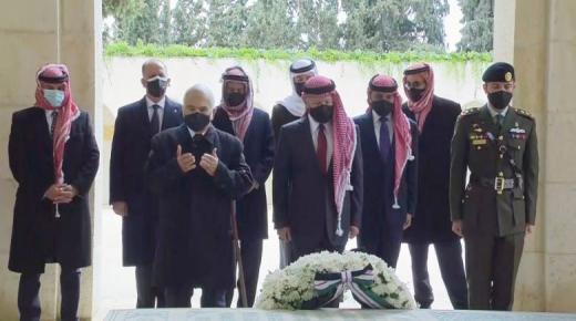 الملك يرافقه عدد من الأمراء بينهم حمزة يزورون الاضرحة