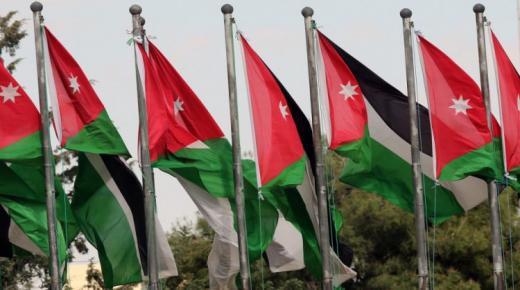 الأردنيون يحتفلون بيوم العلم الوطني