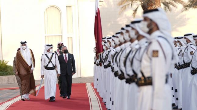 مقطع فيديو متداول لأمير قطر والعاهل الأردني في مطعم بالدوحة