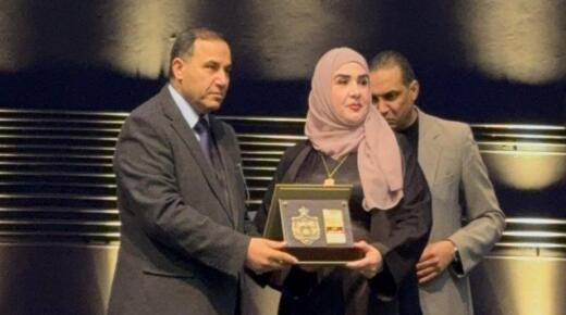 محافظ الزرقاء يكرم السيدة خلود مكحول بمستشفى الزرقاء الحكومي بجائزة الموظف المثالي