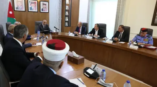 الخصاونة.. يوجه بتقديم جميع المعلومات للنيابة العامة لمتابعة قضية الحجاج الأردنيين