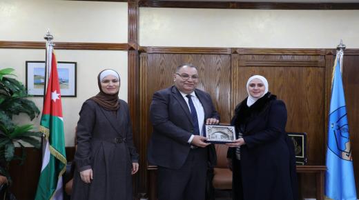 جامعة الزرقاء توقع مذكرة تفاهم مع “الاستشارية للصناعات الدوائية”