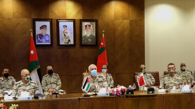 رئيس هيئة الأركان المشتركة يتابع اجتماعاً مع الجانب البحريني الشقيق عبر تقنية الاتصال المرئي