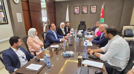 الداوود والمفلح يبحثان إنشاء مركز بريدي بالنافورة في محافظة العقبة .