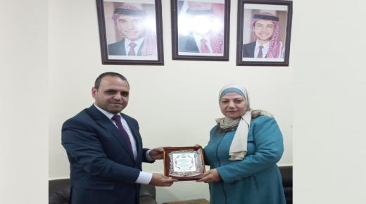 القاضي قفطان العدوان” يكرم الموظفة ” آمنة عبد الرحمن سعادة