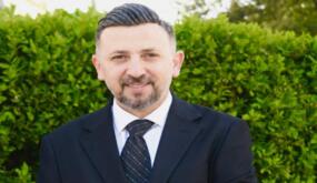 كنت أعتقد أن السارق هو من يسرق المال والأملاك فقط … لكن اكتشفت أن للسرقة أشكالًا أخرى