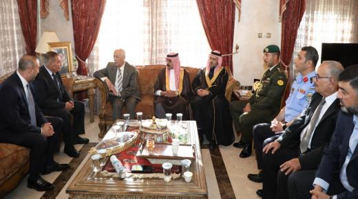 مندوبا عن الملك وولي العهد العيسوي يعزي عشيرة العمري/ عمان.