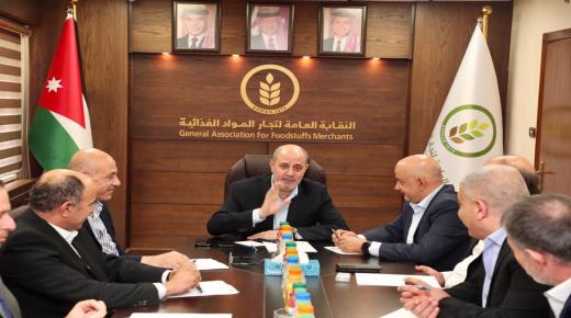 وزير الصناعة والتجارة يشيد بدور قطاع المواد الغذائية