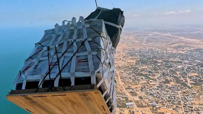 الإمارات تنفذ الإسقاط الجوي الـ61 ضمن عملية “طيور الخير” وتُدخل 20 شاحنة مساعدات غذائية إلى غزة