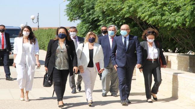 السفيرة الفرنسية في الأردن فيرونيك فولاند-عنيني، يرافقها وفد فرنسي تزور الجامعة الأميركيّة في مادبا – صور 