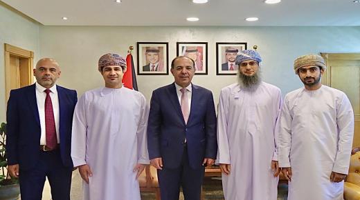 أمين عام التعليم العالي الدبعي يلتقي وفداً من وزارة التعليم العالي في سلطنة عُمان الشقيقة