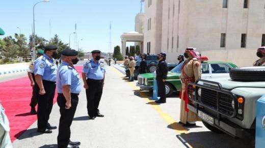 الملك يرعى تسليم علم الأمن الجديد ويدعو للبناء على ما تحقق من إنجاز