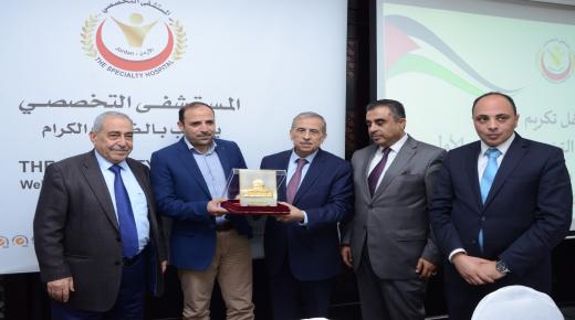 المستشفى التخصصي يكرّم فريقه الطبي الأول العائد من غزة