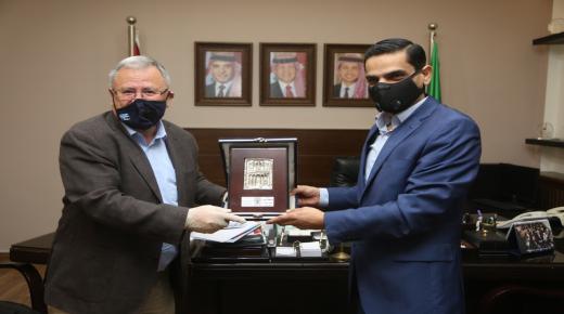 جامعة البترا ونقابة الصحفيين تبحثان التعاون المشترك