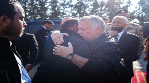 الملك في بيت عزاء الشهيد النقيب الرحاحلة – صور