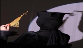 أجواء من الفخر والفرح.. الأستاذ محمود الخطيب يحتفل بتخرج ابنته أبرار