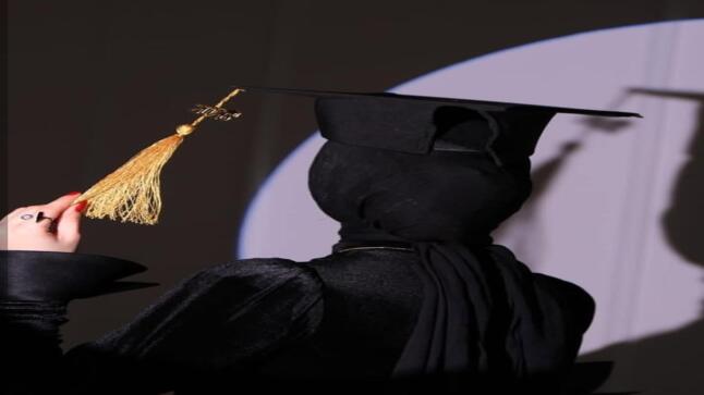 أجواء من الفخر والفرح.. الأستاذ محمود الخطيب يحتفل بتخرج ابنته أبرار