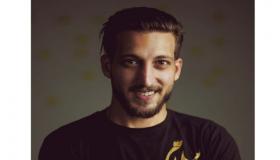 الإعلامي والمؤثر الفلسطيني أحمد عوض يثير الجدل في حلقته الأولى ويحقق أكثر من 80 ألف متابع