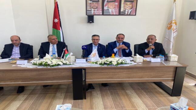 وزير الصناعة والتجارة يلتقي المستثمرين في مدينة مادبا الصناعية.