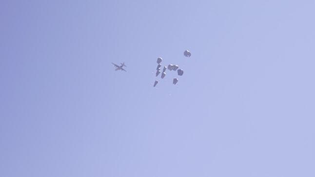 الإمارات تنفذ عملية الإسقاط الجوي الـ 54 فوق غزة ضمن عملية طيور الخير بالتعاون مع الأردن