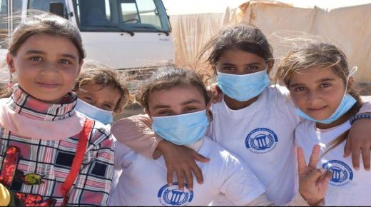 طلبة جامعة فيلادلفيا يقومون بمبادرة الغرفة الصفية في مخيم خديجة / محافظة المفرق