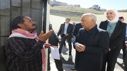 العيسوي يسلم مساكن لأسر عفيفة بعين الباشا والمخيبة ويتفقد مشروع مدرسة إبدر الثانوية للبنات