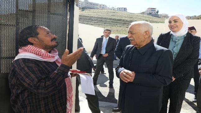 العيسوي يسلم مساكن لأسر عفيفة بعين الباشا والمخيبة ويتفقد مشروع مدرسة إبدر الثانوية للبنات