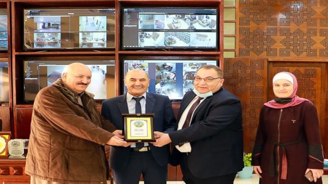 جامعة الزرقاء تكرم الأستاذ الدكتور أحمد الكوفحي