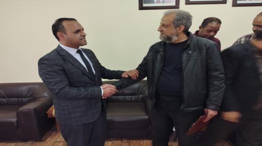 القاضي قفطان العدوان يكرم الموظف جهاد التلاوي تقديرا لجهوده – صور وفيديو