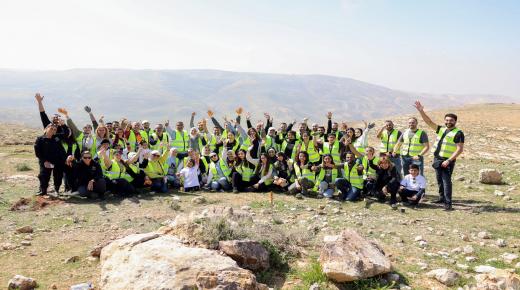 متطوعو البنك العربي يشاركون في زراعة الاشجار الحرجية ضمن مبادرة “همة ولمة”