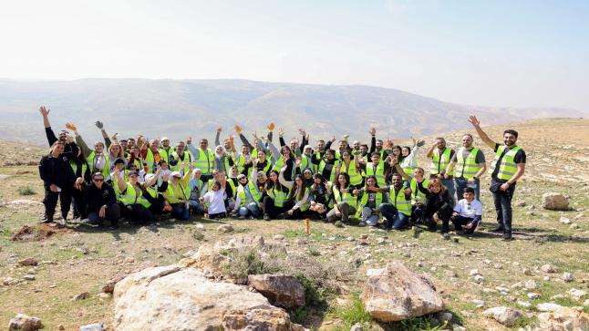 متطوعو البنك العربي يشاركون في زراعة الاشجار الحرجية ضمن مبادرة “همة ولمة”