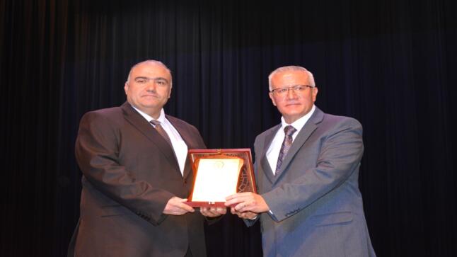 مندوبا عن د.عزمي محافظة وزير التربية والتعليم الدكتور محمد غيث يرعى حفل توزيع جوائز الأولمبياد العلمي (السادس) 