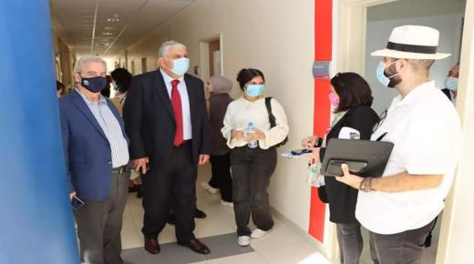 رئيس الجامعة الأميركية في مادبا الأستاذ الدكتور مأمون عكروش يتفقد مرافق الجامعة وقاعات الطلبة