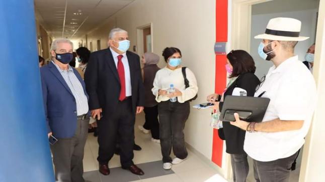 رئيس الجامعة الأميركية في مادبا الأستاذ الدكتور مأمون عكروش يتفقد مرافق الجامعة وقاعات الطلبة