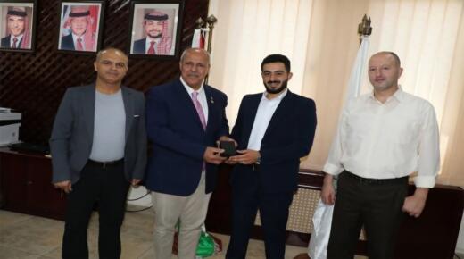 رئيس جامعة الطفيله التقنية يكرم الطالب غيث المبيضين