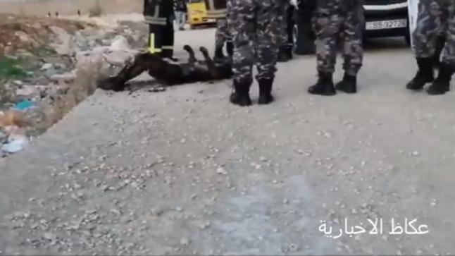 عاجل … مواطن يحرق نفسه بالشارع العام بمنطقة ماركا – صور وفيديو