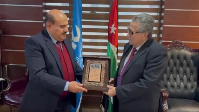 كلية الخوارزمي التقنية الجامعية تمنح رئيس ملتقى النشامى الدكتور المهندس أيمن الرفاعي وسام التميز