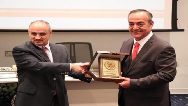 المركز الوطني لادارة الازمات يكرم رئيس جمعية الفنادق المهندس عبد الحكيم الهندي – صور