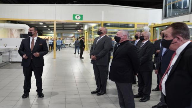 الملك يزور عددا من المصانع في منطقة القسطل