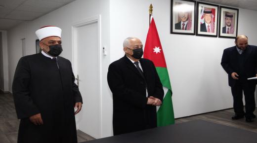 الصخرة والمسجد القبلي في المسجد الأقصى على نفقة الملك الخاصة