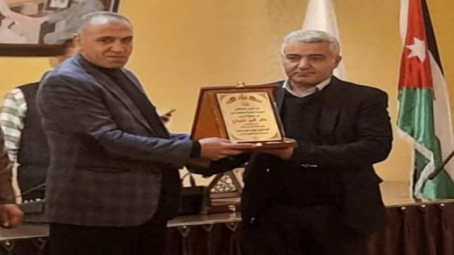 الحجاج رئيس لجنة بلدية معان يكرم مدير مديرية مالية محافظة معان الاستاذ محمود عليان