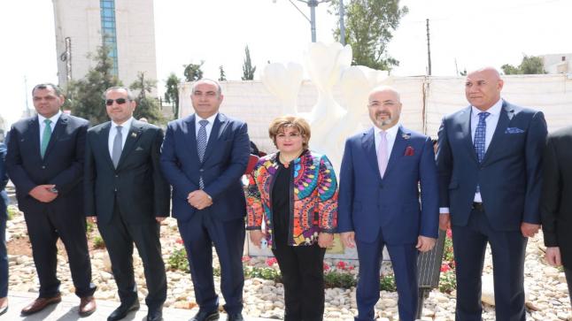 امين عمان والسفير العراقي يزيحان الستار عن مجسم السوسنة على الدوار السادس
